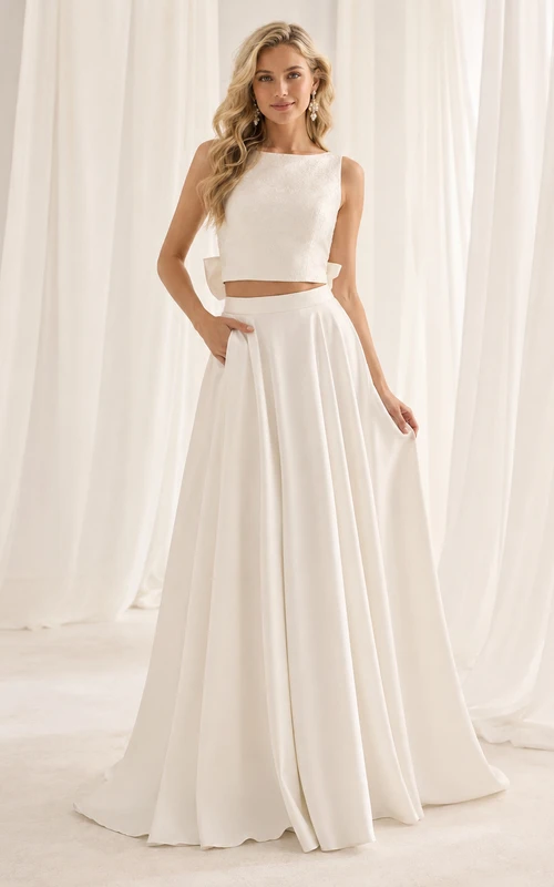 Robe deux pièces en mousseline de soie à nœud dans le dos, style bateau, coupe trapèze.
