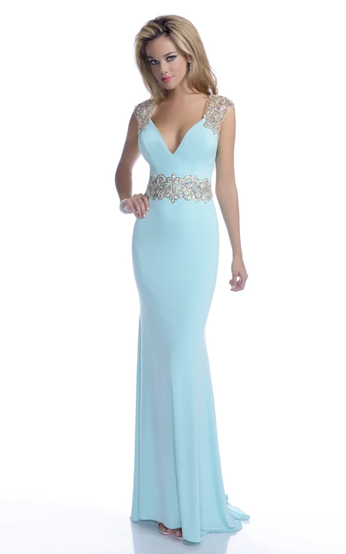 Vestido de fiesta sin mangas de gasa con escote en V, espalda ilusión, tirantes de lentejuelas y cinturón.