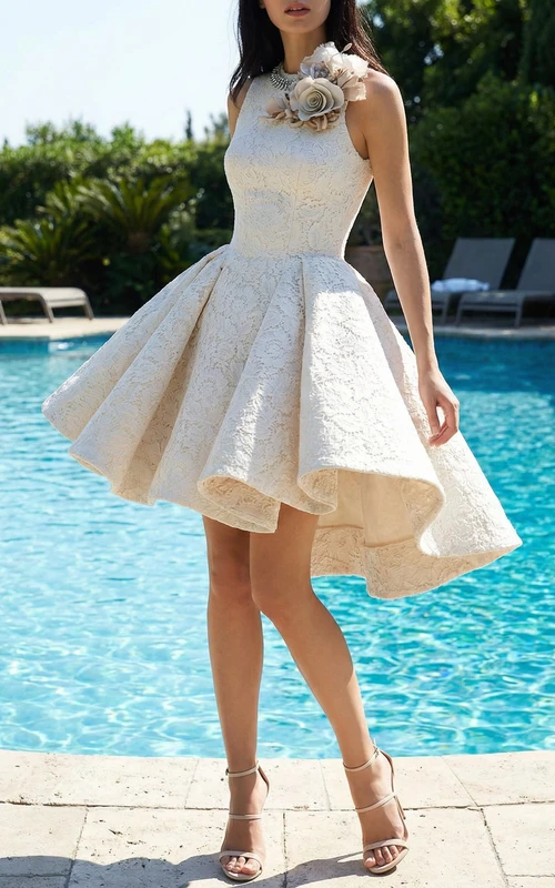 Kleid mit asymmetrischem Saum und floralen Applikationen, hochgeschlossen