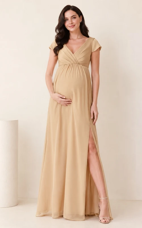 Champagnerfarbenes Umstandskleid aus Chiffon mit V-Ausschnitt, Blütenblattärmeln, Empire-Taille und Schlitz, bodenlang