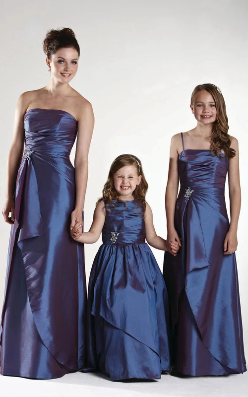 Gerafftes, trägerloses Brautjungfernkleid aus Satin mit Drapierung und Taillenschmuck