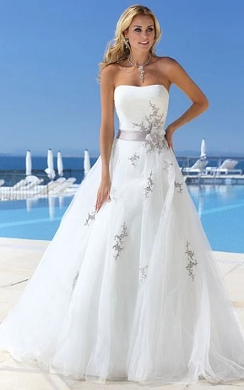 Robe de mariée bustier trapèze en tulle ornée d'appliqués floraux