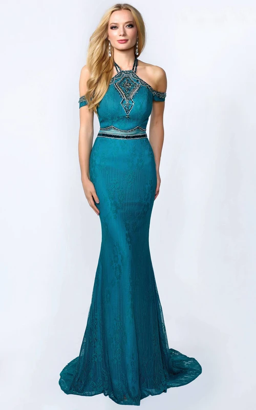 Vestido tubo sin mangas con escote halter, encaje y espalda descubierta con pedrería.