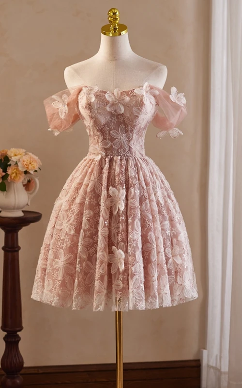 Rosa schulterfreies Blumenkleid