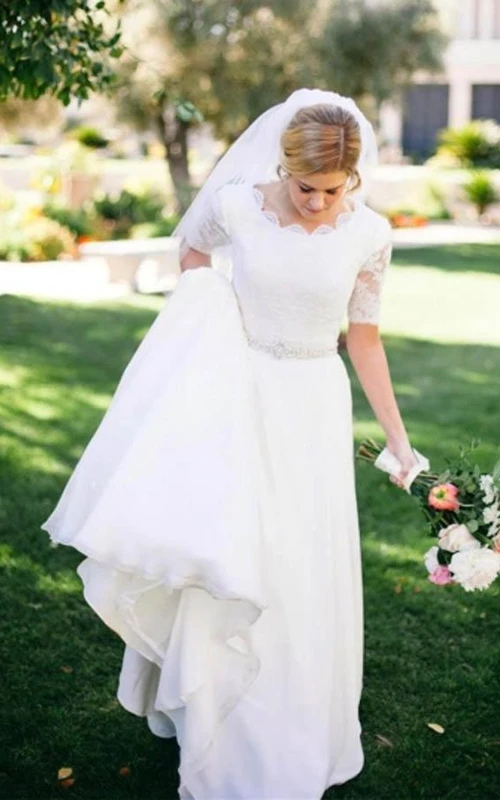 Vestido de novia de encaje, corte A, con pedrería, color marfil y manga corta.
