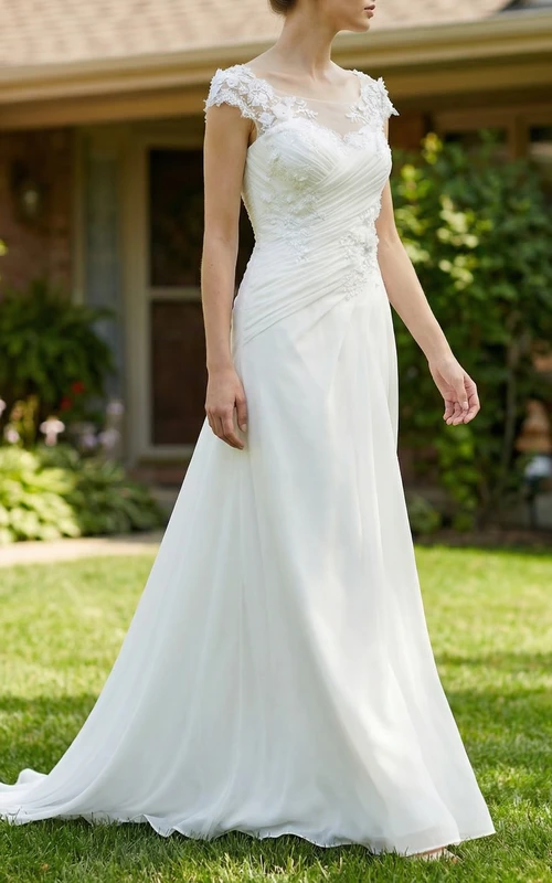 Chiffonkleid mit Rundhalsausschnitt und Spitzenapplikationen
