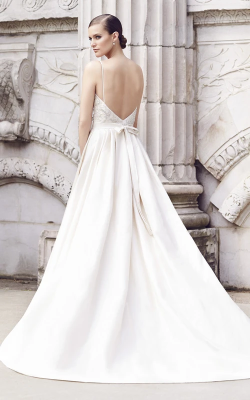 Vestido de corte A con corpiño de encaje, tirantes finos y fajín.