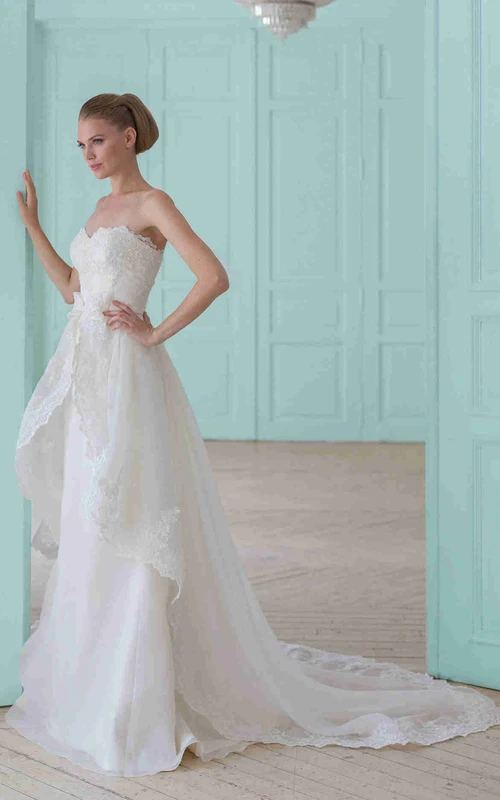 Robe de mariée fourreau en organza, longue jusqu'au sol, décolleté cœur, ornée de dentelle et dos corset.