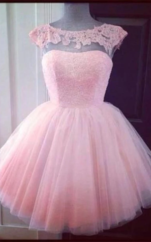 Niedliches rosa Mini-Tüllkleid mit Applikationen und kurzen Ärmeln für den Abschlussball