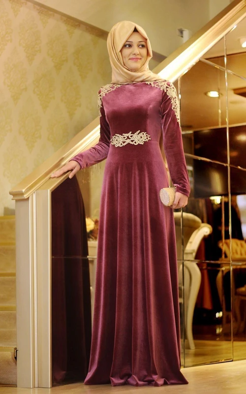 Robe de soirée élégante à manches longues et coupe trapèze, ornée d'appliqués, longueur au sol