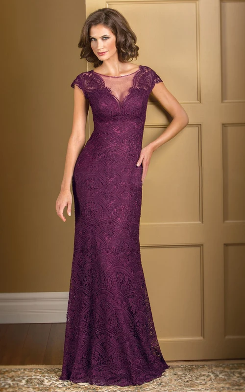 Vestido de encaje con mangas cortas y escote ilusión.