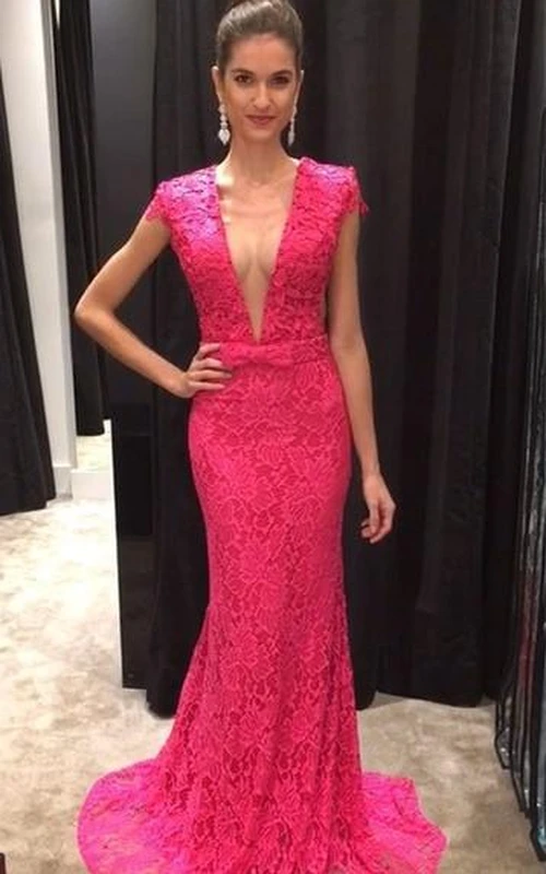 Vestido de fiesta fucsia sexy con escote en V profundo, mangas cortas y encaje hasta el suelo.