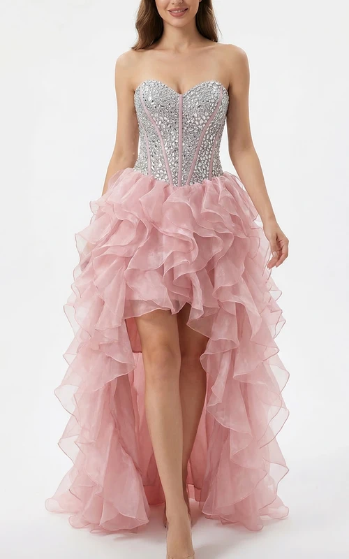 Abendkleid aus altrosafarbenem Rüschenkleid