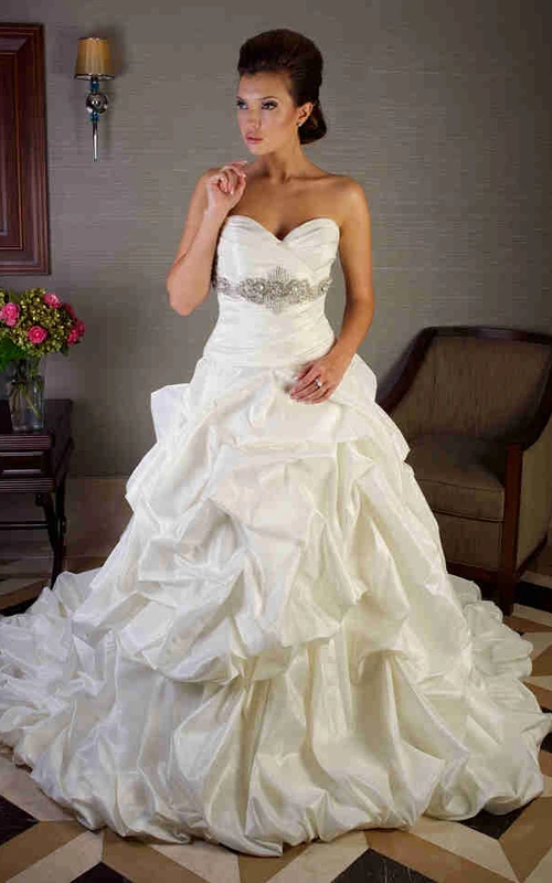 Robe de bal croisée en taffetas, décolleté cœur, ornée de bijoux à la taille et d'un ourlet.