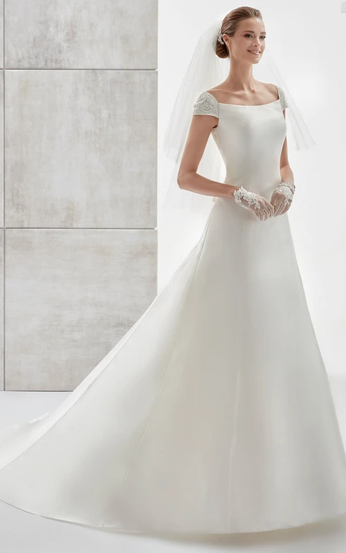 Sencillo vestido de novia de satén con mangas cortas, corte en A, cola de cepillo y tirantes de encaje.