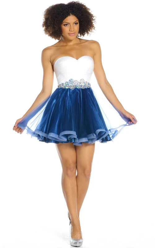 Vestido de fiesta corto de tul sin mangas con escote corazón y espalda descubierta, corte en A y fruncido.