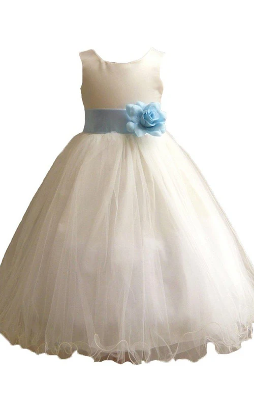 Robe trapèze sans manches avec fleur et plis
