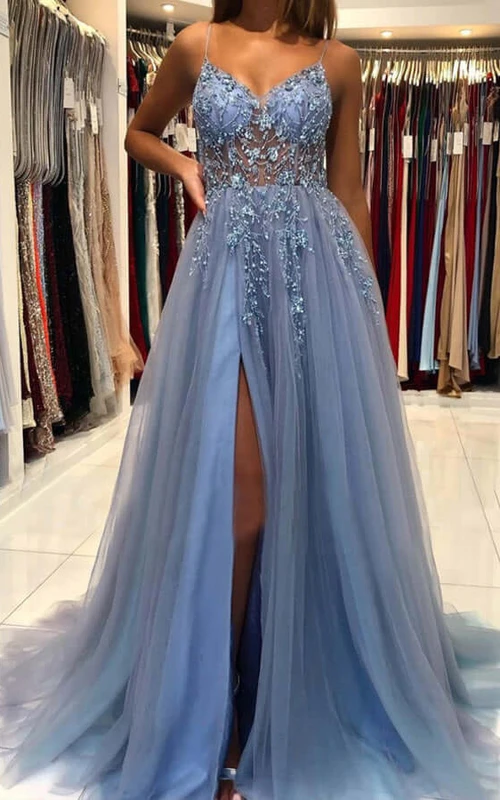 Vestido de fiesta de corte A con tirantes finos, abertura frontal, tul plisado y detalles de cristal.