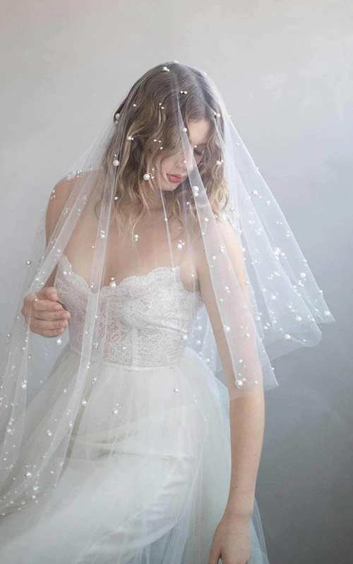 Voile élégant à deux niveaux en tulle orné de perles jusqu'au bout des doigts