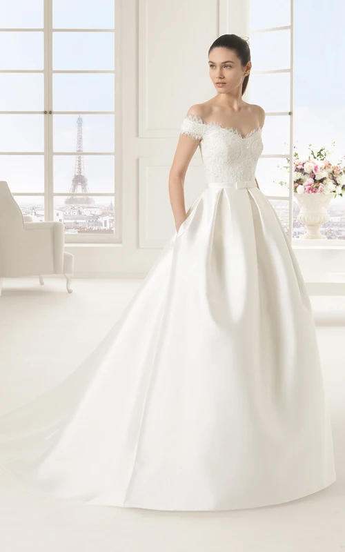 Robe de soirée en satin à corsage en dentelle, poches et nœud.