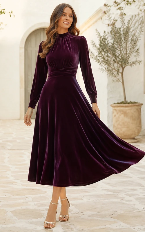 Vestido de fiesta de terciopelo color ciruela con cuello alto y mangas estilo poeta, corte en A.