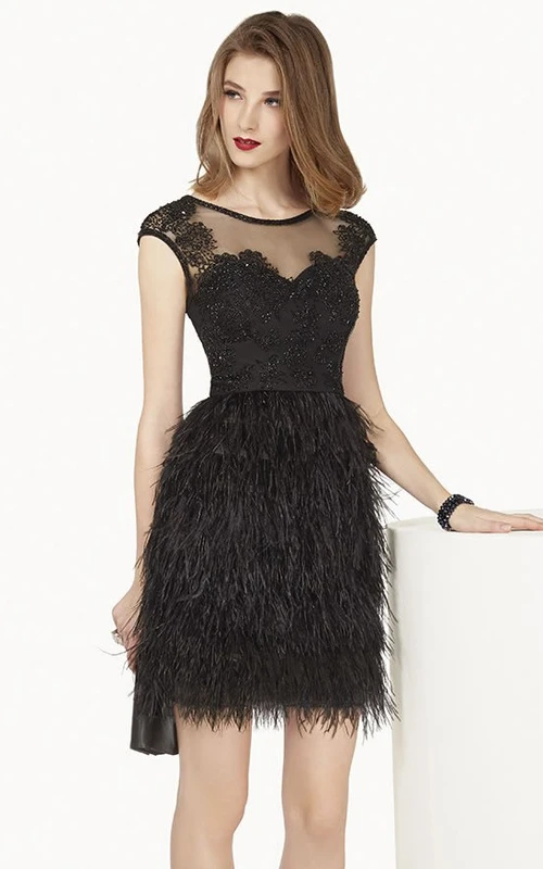 Mini-Abendkleid mit Federn, Applikationen und transparentem Oberteil, kurzen Ärmeln, Rundhalsausschnitt und kurzen Ärmeln