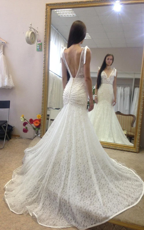 Robe sirène sans manches en dentelle, décolleté en V plongeant et dos nu plongeant.
