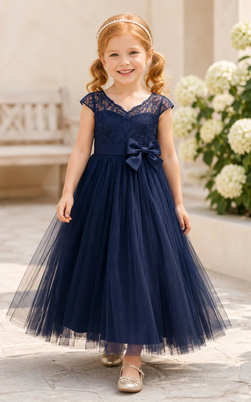 Marineblaues A-Linien-Kleid aus Tüllspitze für Blumenmädchen mit kurzen Ärmeln, Rundhalsausschnitt, wadenlangem Rock und Schleifendetail.