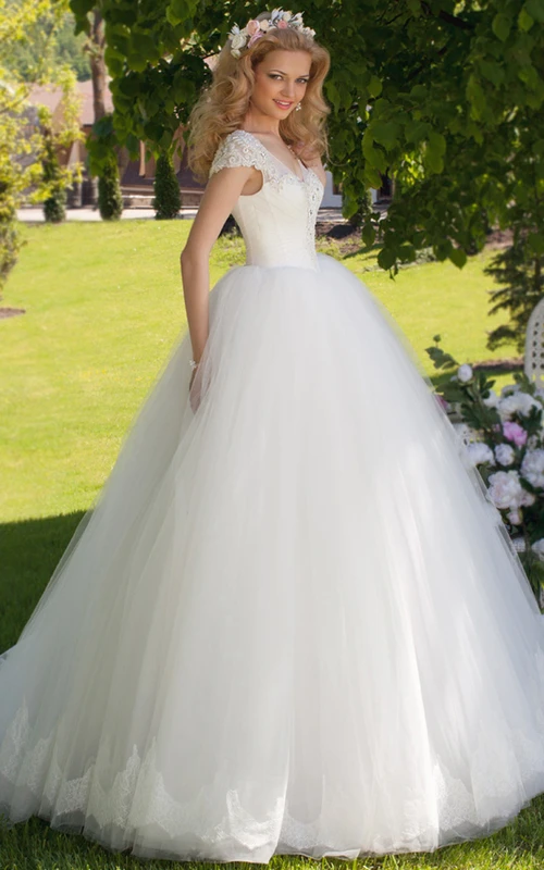 Ballkleid mit V-Ausschnitt, gerafften Flügelärmeln und Tüll-Hochzeitskleid