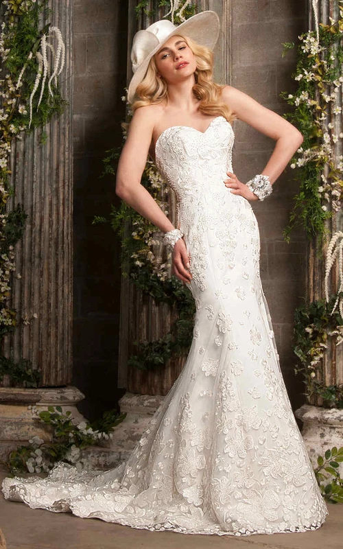 Vestido de novia de encaje sin mangas con escote corazón y apliques de sirena, con cola de corte.
