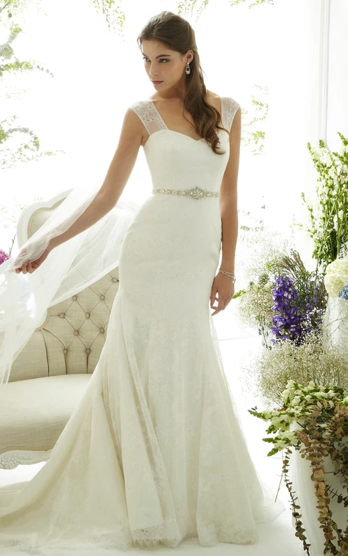 Ärmelloses, bodenlanges Brautkleid im Queen-Anne-Stil mit Trompetenmuster, Spitze, Taillenschmuck und Illusionseffekt