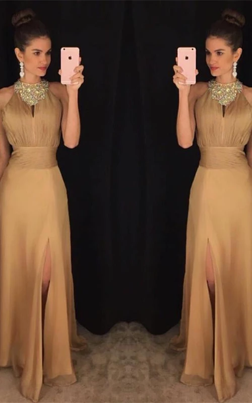 Elegantes, ärmelloses Abendkleid mit Perlenstickerei, Schlitz vorne, A-Linie, Neckholder.