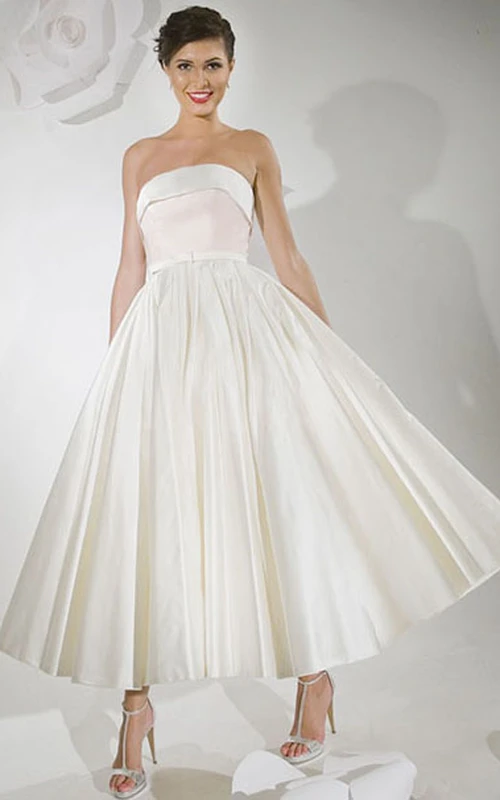 Robe de mariée bustier en satin, coupe trapèze, longueur thé, dos en V
