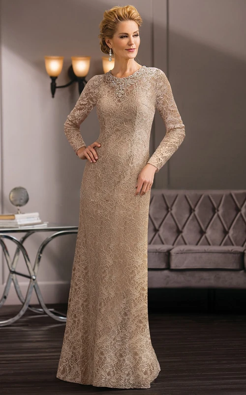 Vestido largo de encaje de manga larga para la madre de la novia con escote adornado con joyas.