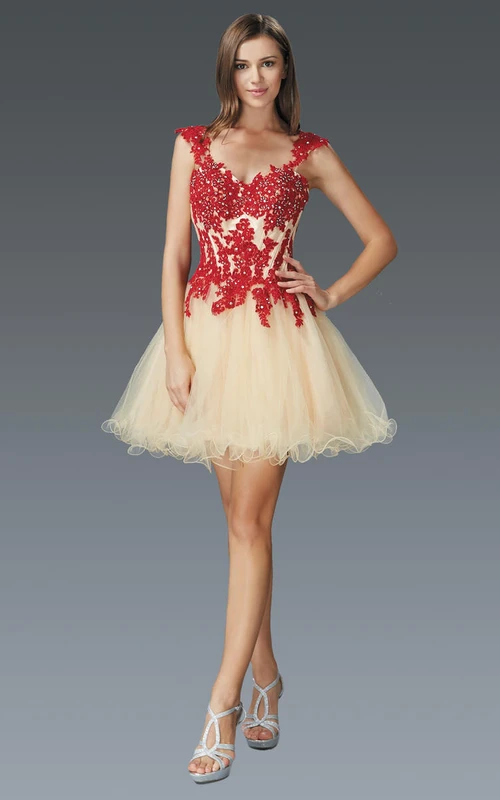 Vestido corto de tul estilo Reina Ana con corte en A, apliques y abalorios.