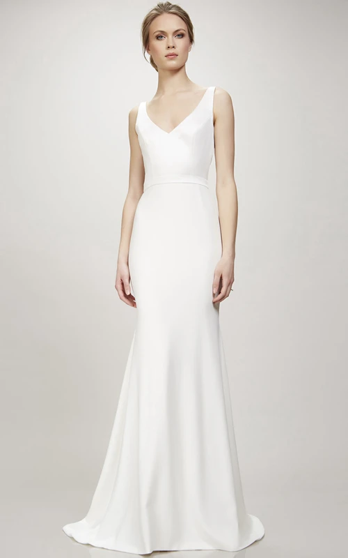 Vestido de novia sencillo largo con escote en V, cola y espalda en V.