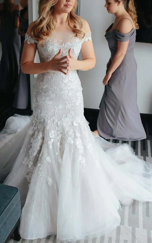 Robes de mariée en tulle et dentelle, épaules dénudées, traîne courte et appliques