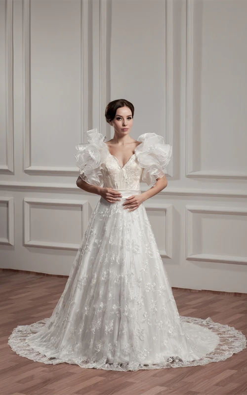 Vestido de corte A con escote pronunciado, volantes, cola y encaje.
