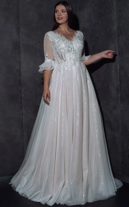 Robe de bal grande taille, coupe trapèze, décolleté en V, manches mi-longues illusion, style modeste, ornée d'appliqués de dentelle.