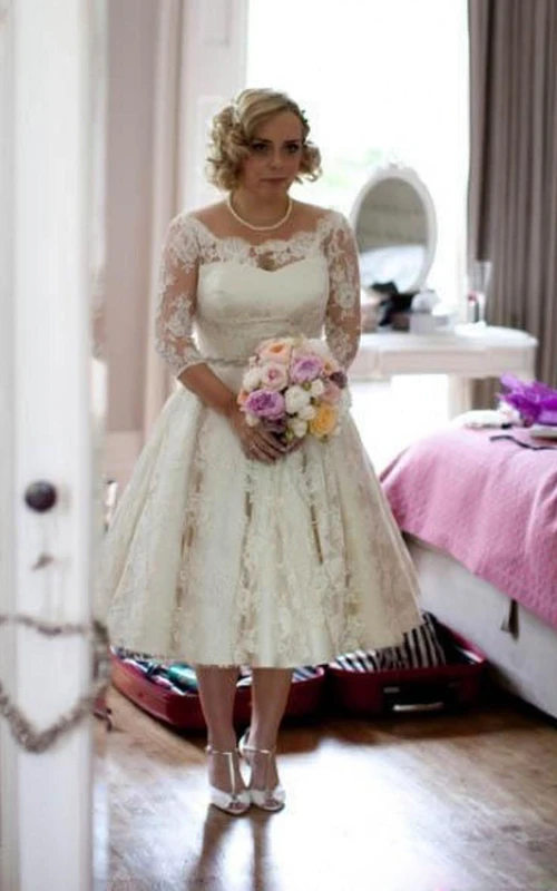 Vestido de novia de talla grande con encaje, escote redondo, mangas tres cuartos y largo hasta la rodilla.