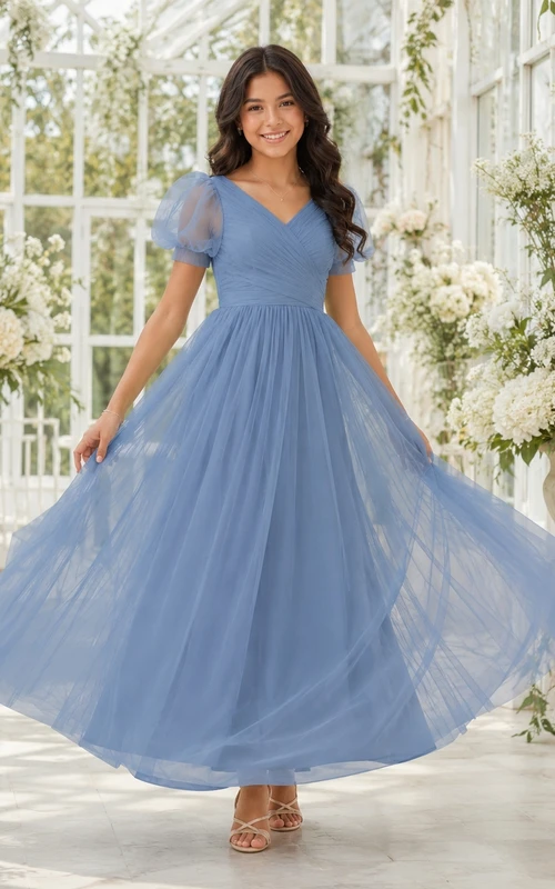 Vestido de dama de honor juvenil azul acero, corte en A, escote en V, manga corta, falda abullonada/globo plisada, estilo romántico.