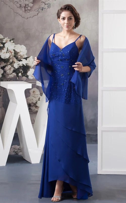 Vestido largo de gasa con tirantes finos y detalles de pedrería.