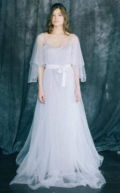 Leichtes, böhmisches Brautkleid aus hellgrauem und weißem Tüll im Boho-Stil mit A-Linie und Schmetterlingsärmeln, modern-rustikal.