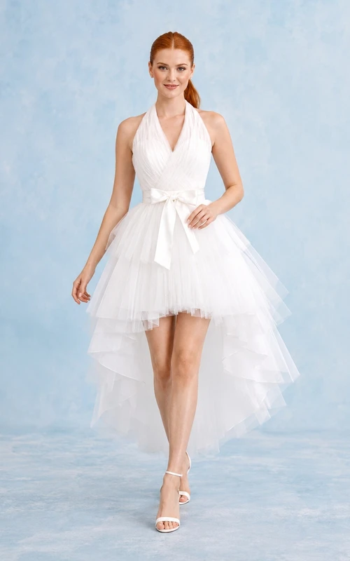 Ärmelloses, weißes, a-Linien-Partykleid aus Tüll mit Neckholder und asymmetrischem Saum sowie fließenden Rüschen.