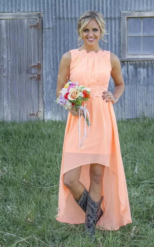 Vestido de dama de honor de gasa sin mangas, corte A asimétrico, con cremallera y escote en V bajo en la espalda.