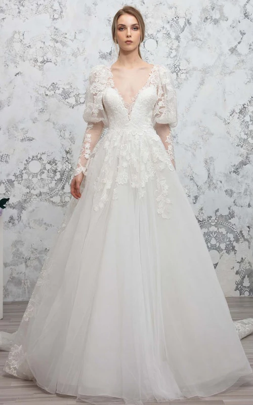 Vestido de novia romántico de tul con escote pronunciado, mangas largas, apliques de encaje y botones.