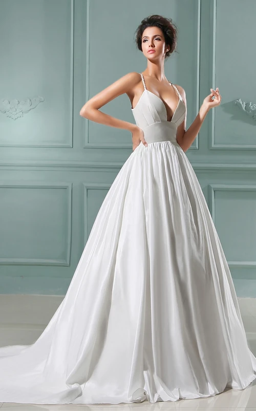 A-Linien-Kleid mit tiefem V-Ausschnitt, Spaghettiträgern und Schleppe