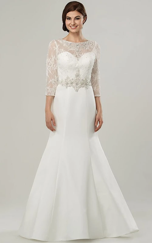 Robe de mariée maxi en satin à manches 3-4 et décolleté arrondi, ornée d'appliqués, avec traîne et effet illusion.
