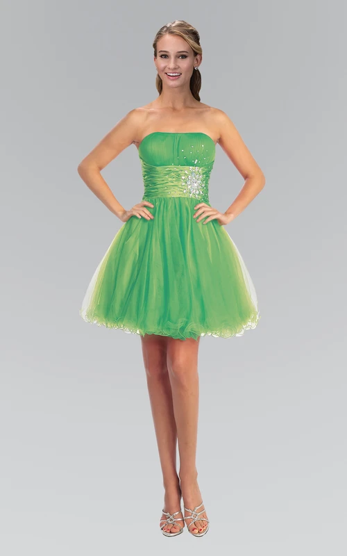 Vestido corto sin tirantes de corte A con espalda de tul tipo corsé, volantes y abalorios.