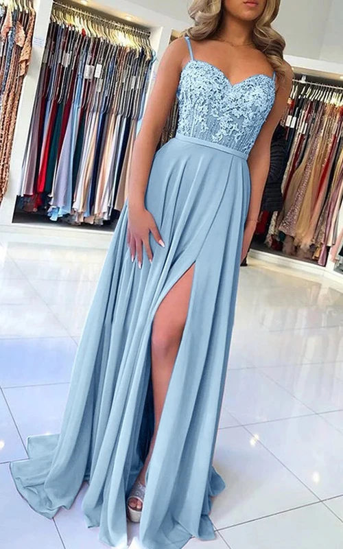 Vestido de fiesta ajustado de gasa azul con tirantes finos y encaje.